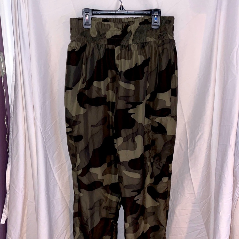 army colored cargo pants with pink detail on ankle